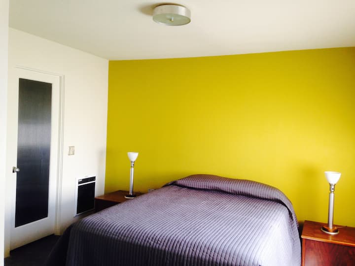 Kitanda kipya cha Malkia.  Bado tunapamba.