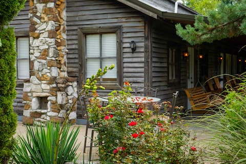 Cabin stay w/2 Q on 80 acres | Hot Tub & No Fees