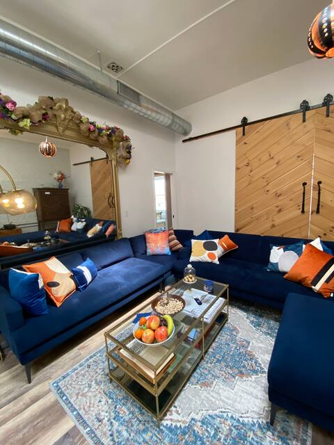 Trojan Horse Airbnb, Downtown w/Parking & Luxury