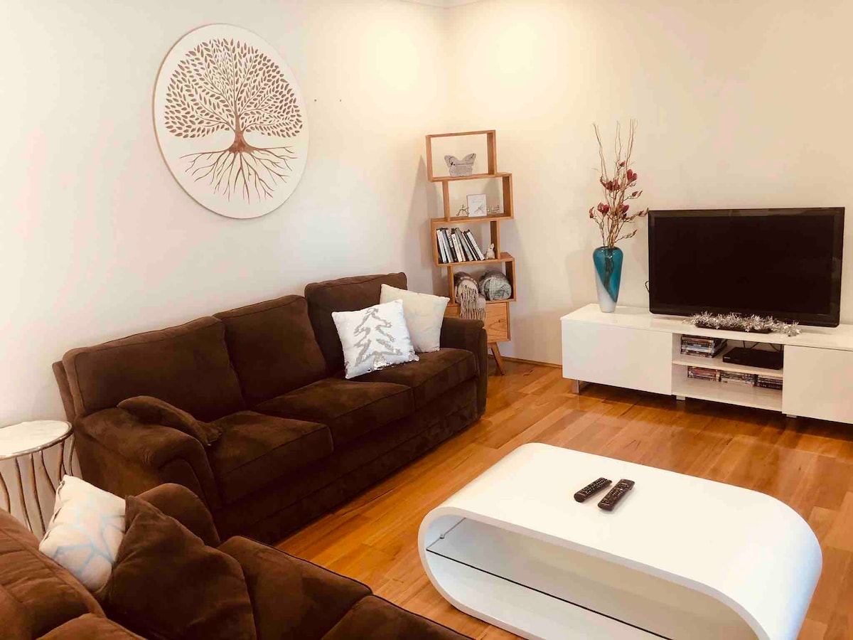 Top performing Airbnb: Smitten by the Bay- walk to jetty, beachside. in West Busselton