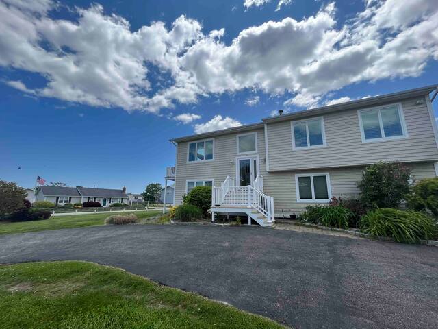 Sun splashed 6 bedroom short walk to the beach! gallery image 2