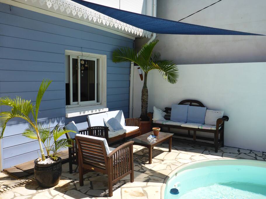 Coin repos devant piscine