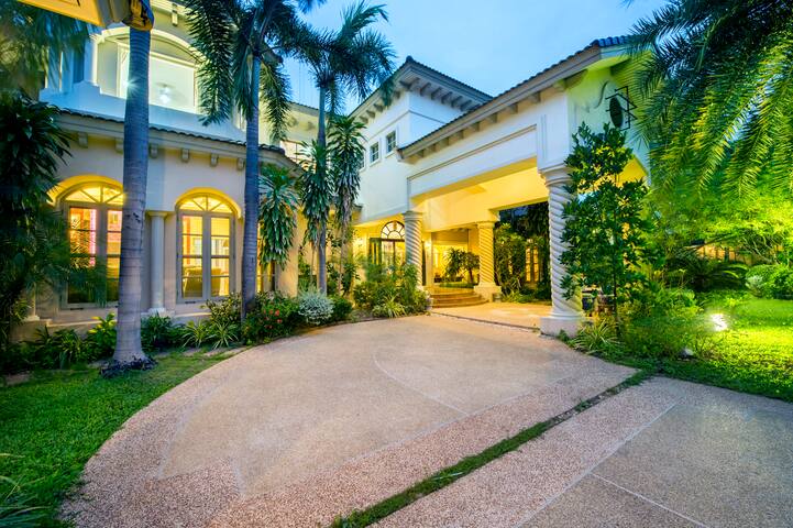 Luxury 7 Bed Rooms Swimming Pool near Sathorn road gallery image 2