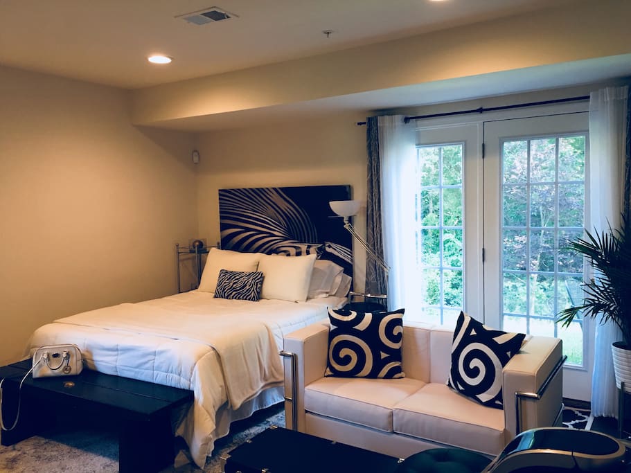 Queen size bed with Serta insight memory foam mattress. Adjustable bed base with massage and zero gravity position coming soon!
Love seat for binge watching Netflix or just to enjoy your afternoon drink.