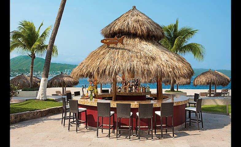 BEACHFRONT | AMAZING VIEWS TO TOWN | RESORT ACCESS