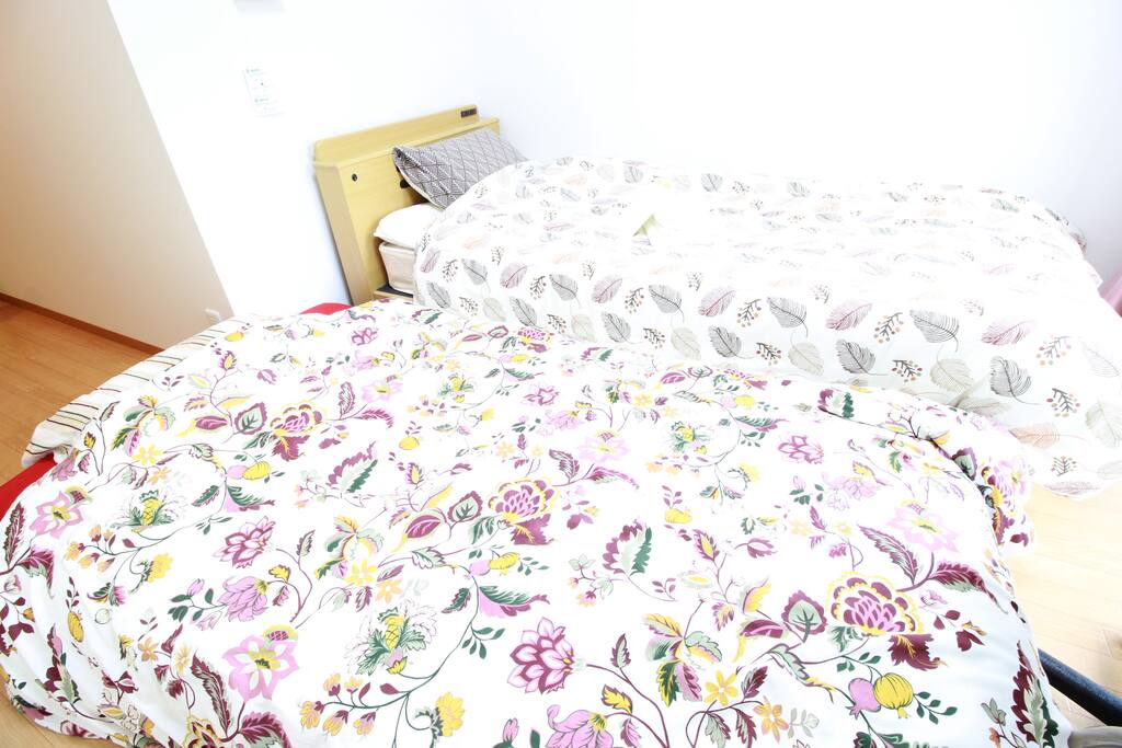 【Bedroom】A single bed, a single sofa bed, a tv and a desk