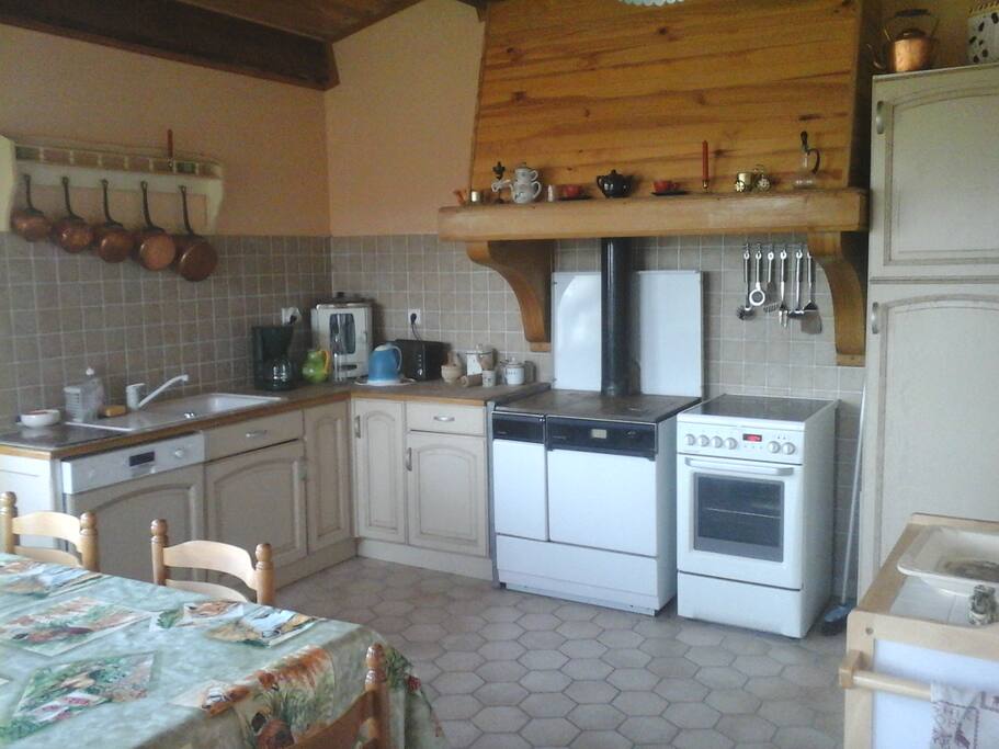 cuisine parfaitement équipée avec tres belle vue sur la foret!