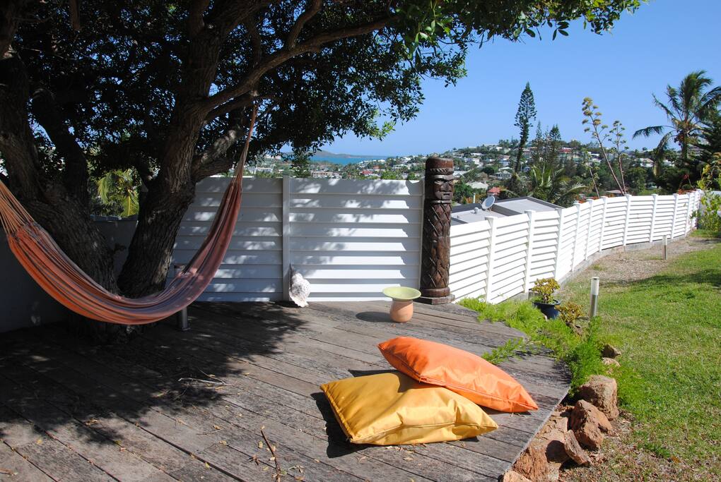 Le jardin offre une magnifique vue sur le lagon et de jolis petits coins de repos