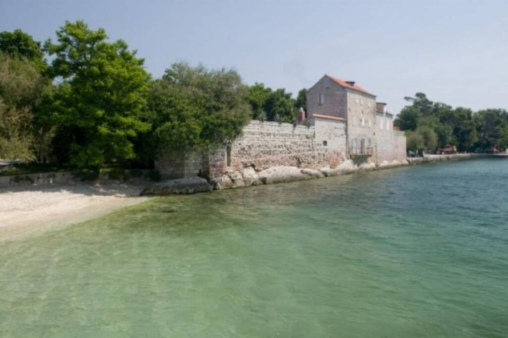 Castle Rusinac in Kastel Luksic