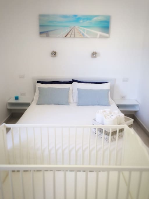 Bedroom, a clean full set of towels and sheets ready at your arrival!
Camera da letto, lenzuola e set completo di asciugamani pronti al tuo arrivo!