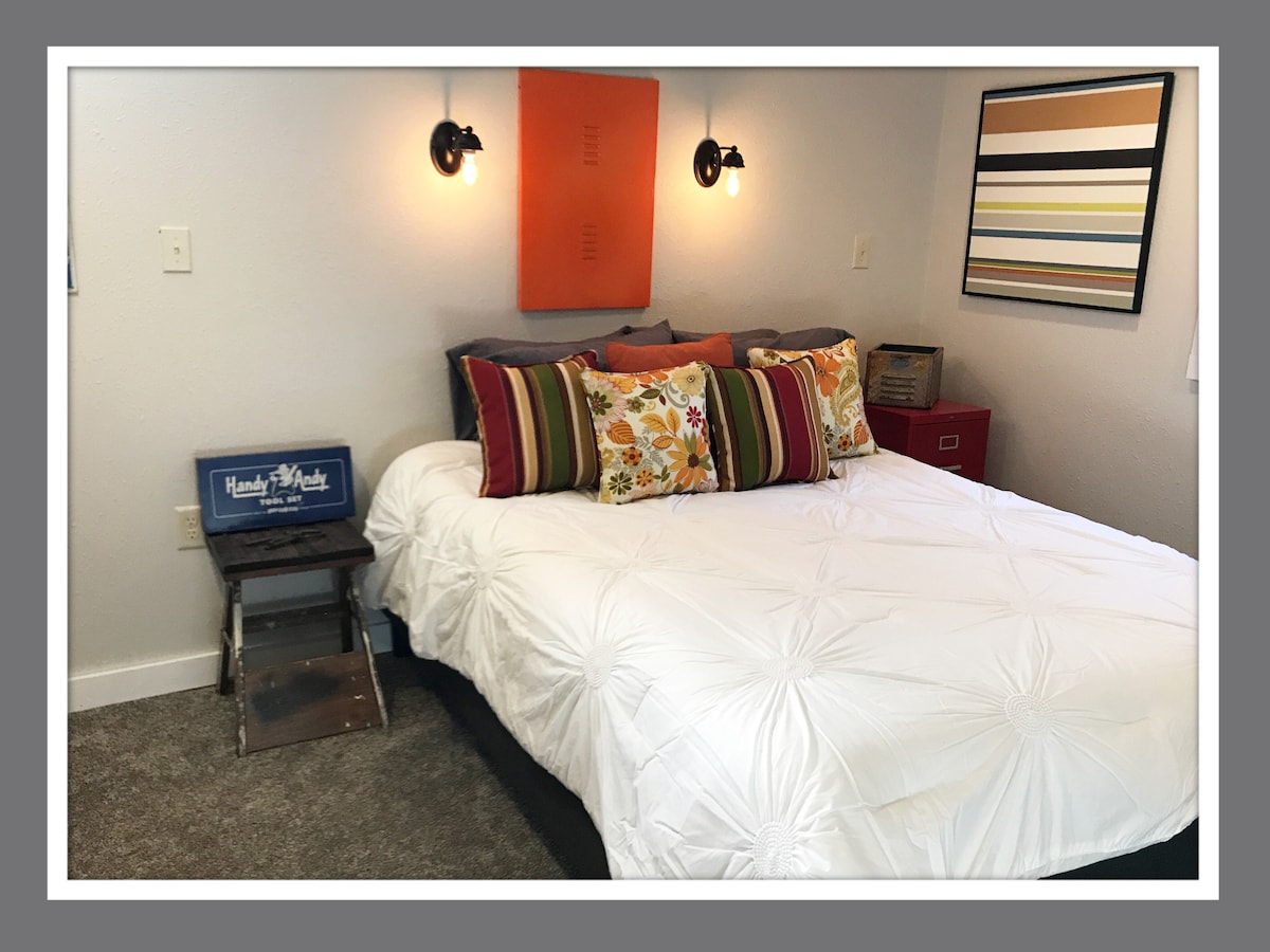 De industriële kamer met queensize bed