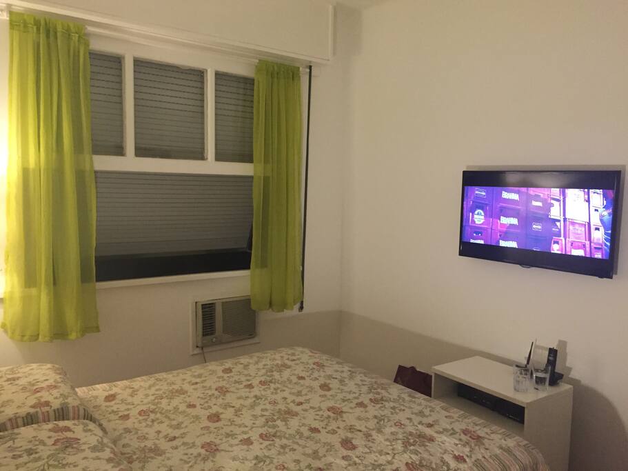 quarto de casal com ar e ventilador de teto, tv a cabo e wifi