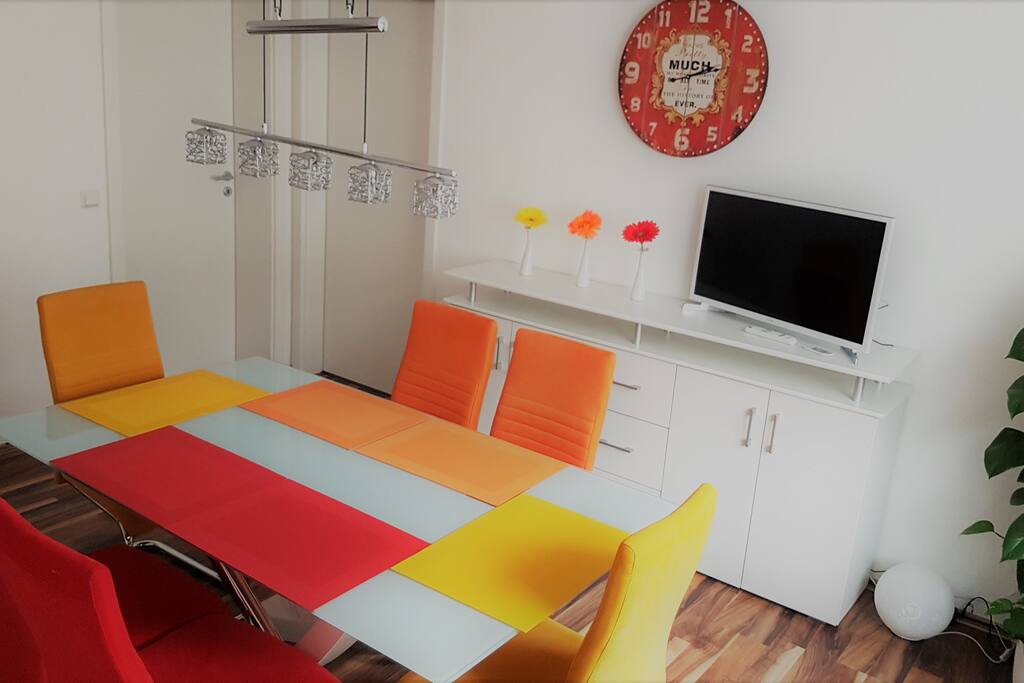 Esszimmer für 6 Personen und 32 Zoll Flat TV