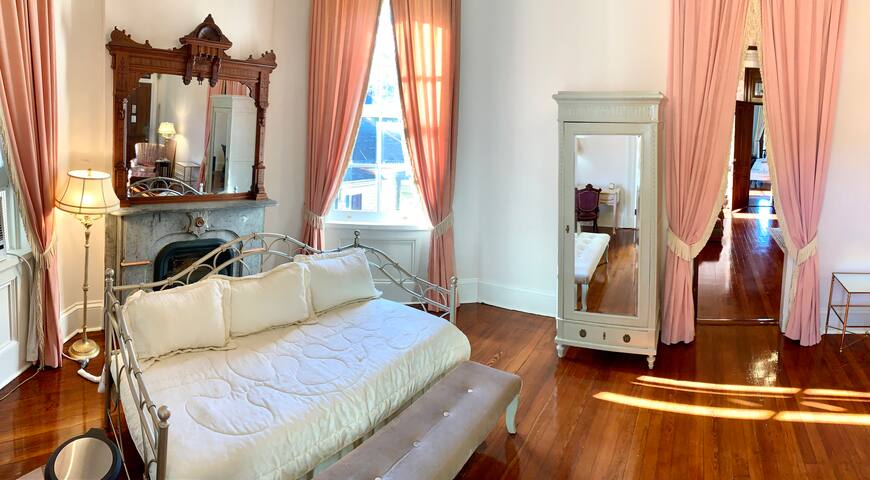 NEW! Private 2-BR Lanaux King Ste w/balcony Fr.Qtr gallery image 5