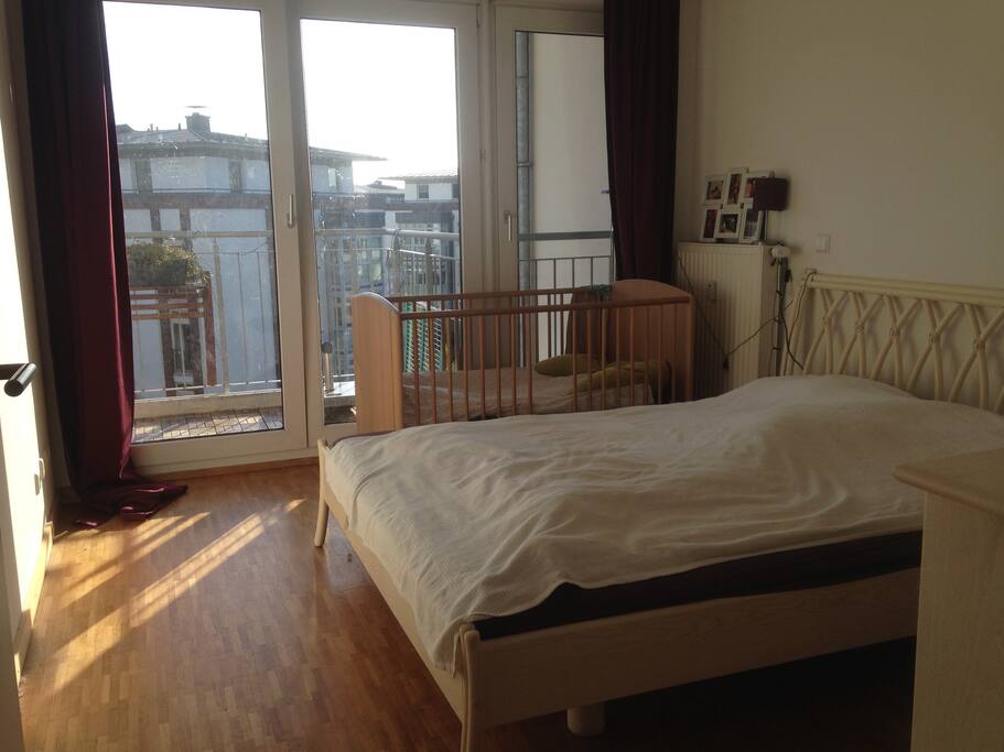 Schlafzimmer mit Kinderbett