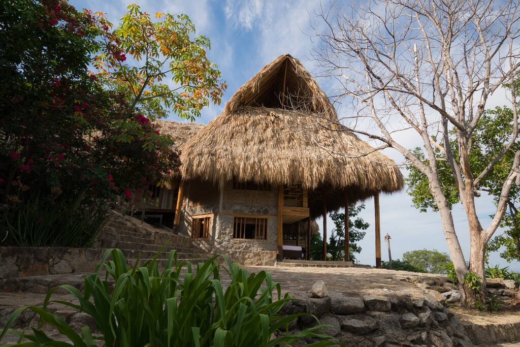 Zandua is a Kogui tribe indian word that means the place were the older brothers meet, we encourage you to feel this bond with the past and present of the tribes of La Sierra Nevada, respecting nature and wild life during your stay at Zandua.