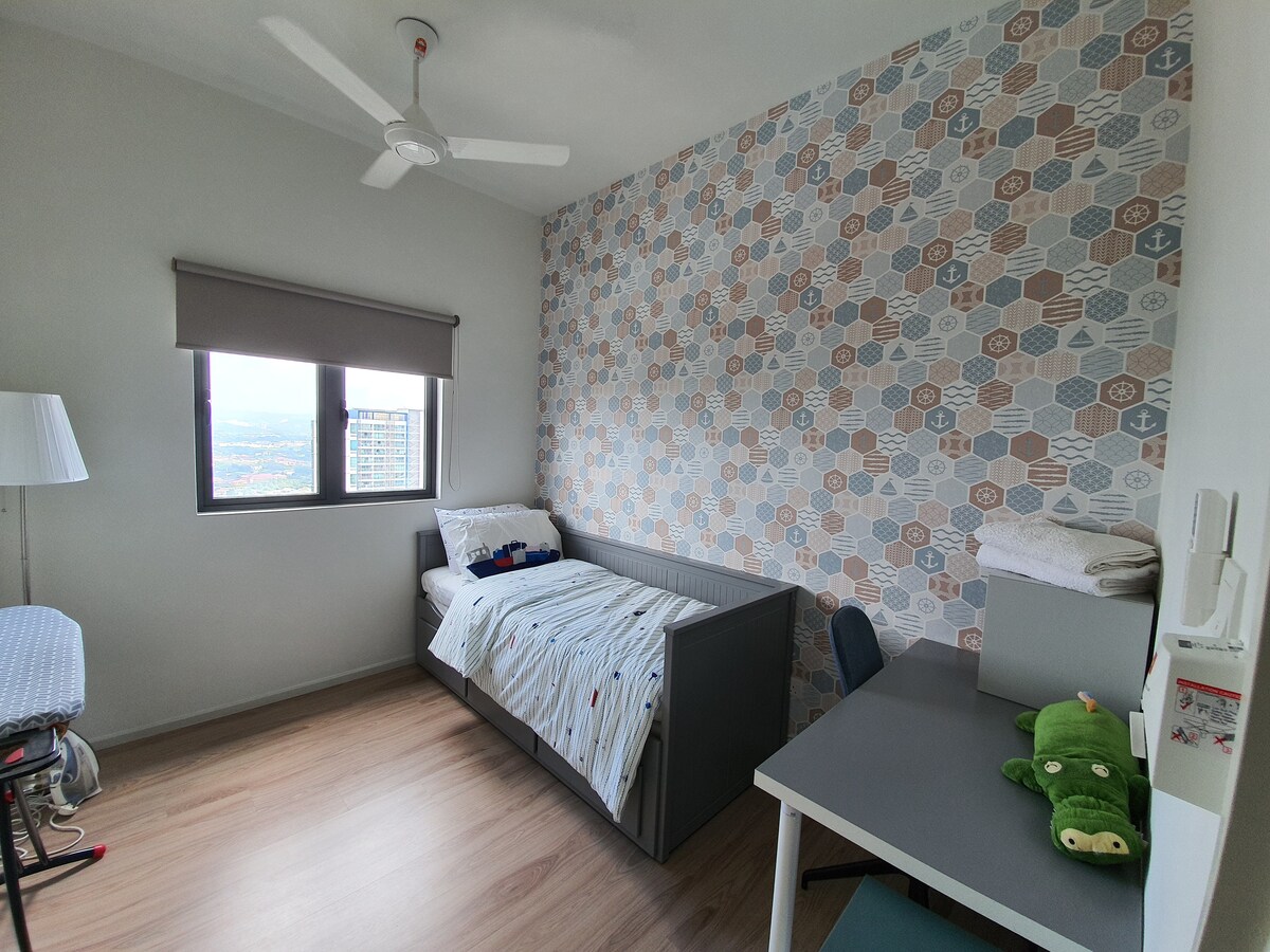 房间1 ：适合3名12岁以下儿童。 或2位成人。配备每日床，可变成加大双人床。