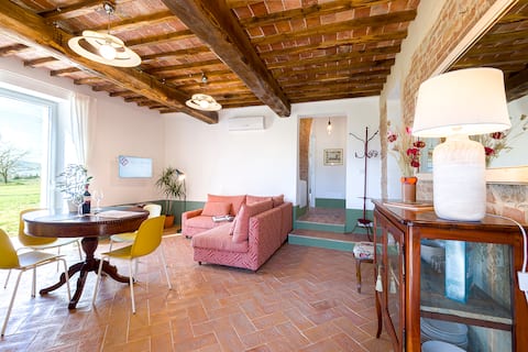 Top Airbnb: Traditional Apartment with Patio and Garden View a Sovicille