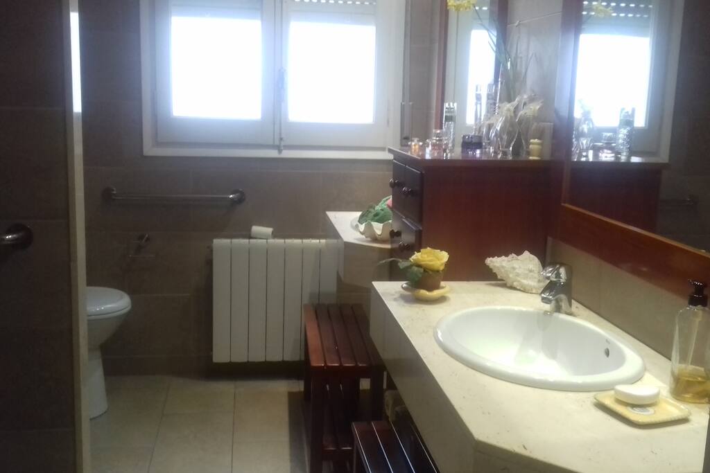 bany espaiós amb dutxa adaptada