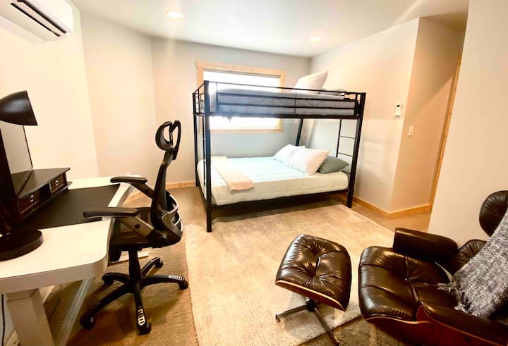 سرير بطابقين بحجم كوين وكبير ممتلئ. مساحة مكتبية هادئة.