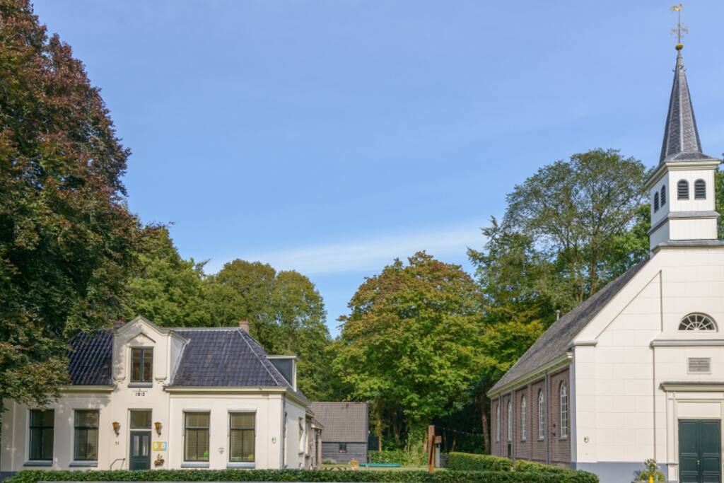 Naast het Koloniekerkje