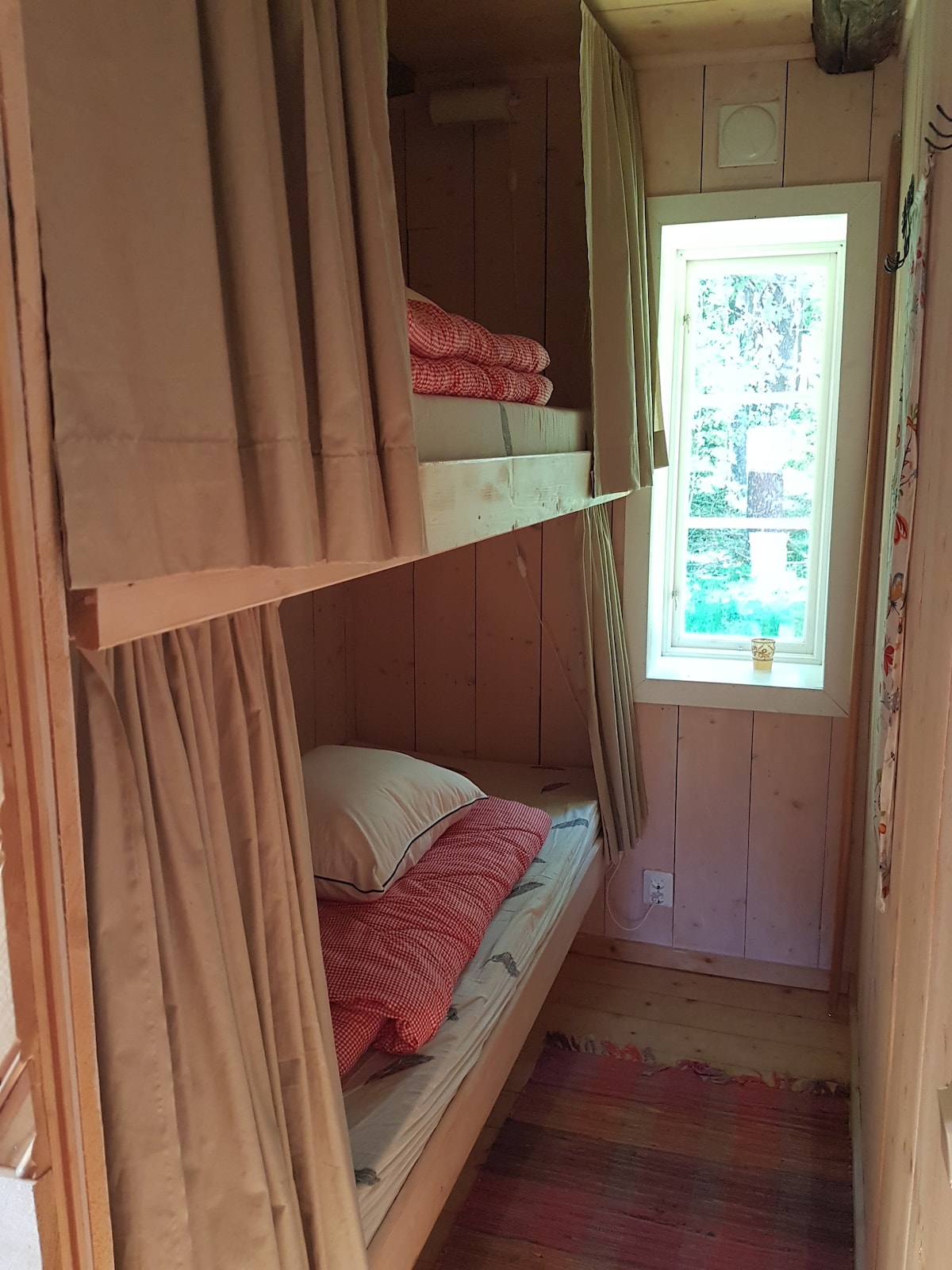 5 мали соби (купе) со по 2 кревета во секоја