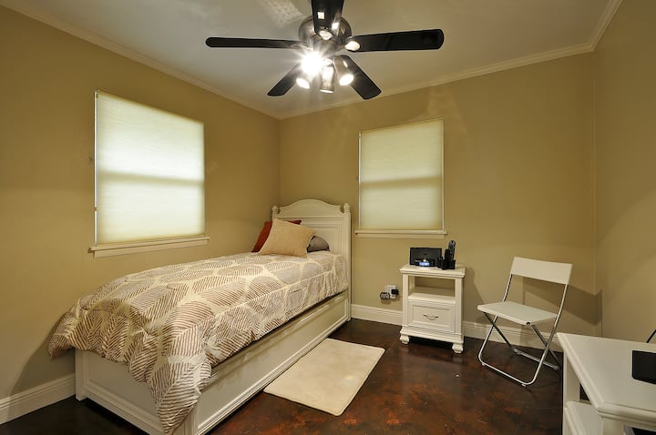 小卧室配有双人轮椅床，配备DVD电视。 