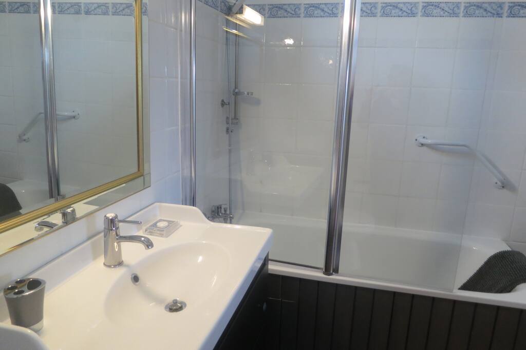 En suite bathroom 1st floor.