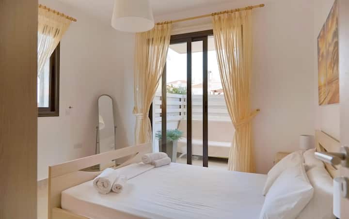 El dormitorio tiene salida a la terraza y aire acondicionado. 4 juegos de ropa de cama para el dormitorio y el sofá en la sala de estar. Muchas toallas* El dormitorio tiene acceso a la terraza y aire acondicionado. Hay 4 juegos de ropa de cama para el dormitorio y sofá en la sala de estar. Muchas toallas