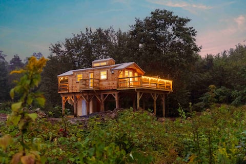 Riverbed Treehouse @hot tub & a new sauna & views!