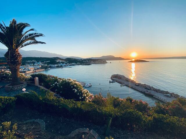 Luxury Seaview Apartment, 1min walk from beach! gallery image 4