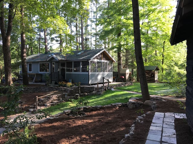 CABIN  WITH HOT TUB  OUTDOOR FIREPLACE PIZZA OVEN
