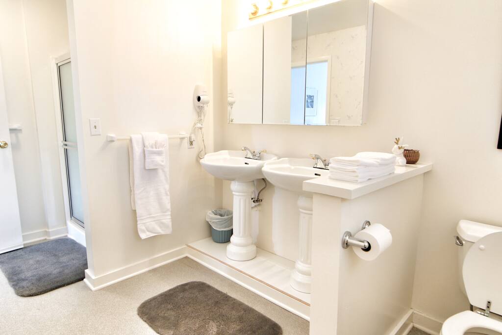 Suite A bath