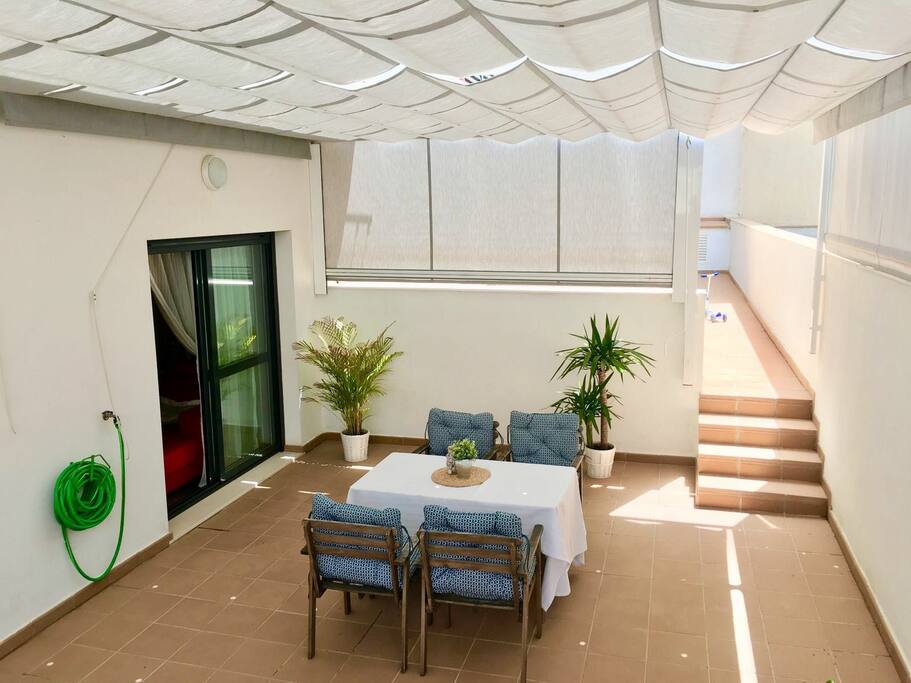 Patio acondicionado con toldos.