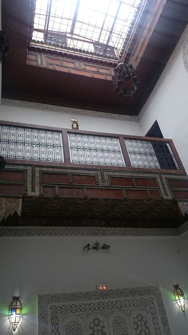Balcon en bois de cèdre peint