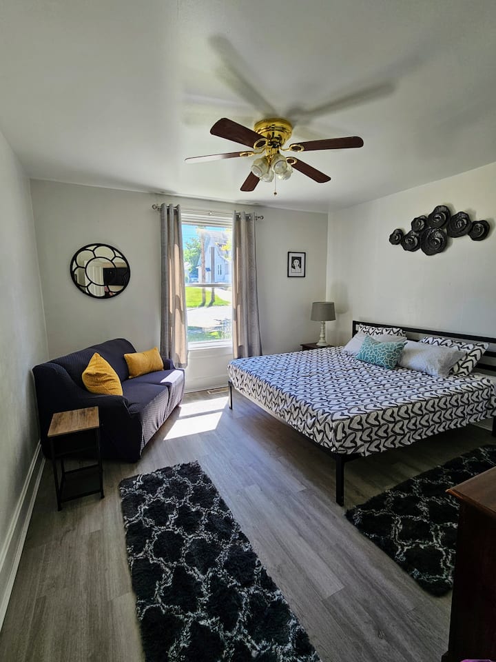 Dhoma e gjumit 1 ndodhet jashtë dhomës së ndenjjes në katin e parë. Krevat dopio "king size", ndenjëse dashurie me tavolinë, komodinë dhe televizor të lidhur me wifi. Perdet që errësojnë dhomën ofrojnë një kontrast të këndshëm kur është e nevojshme! 