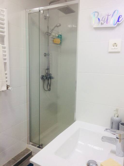 Hay dos baños en casa, este sería tuyo.