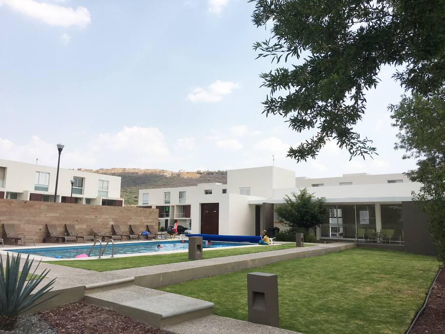 Alberca y zona de asoleadero