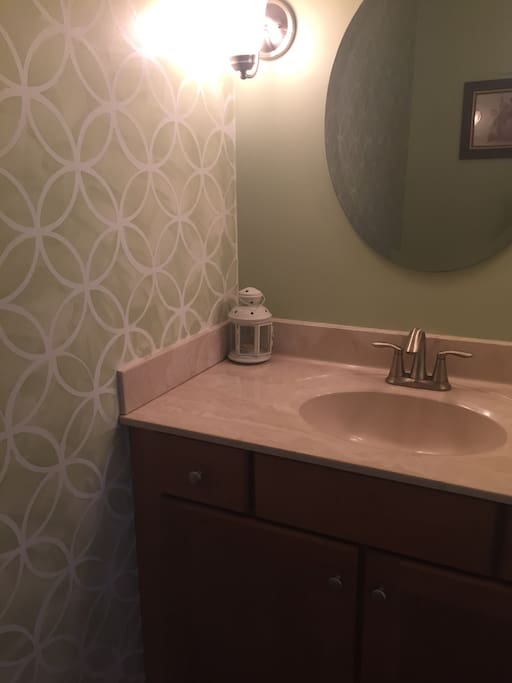 Main floor 1/2 bath
