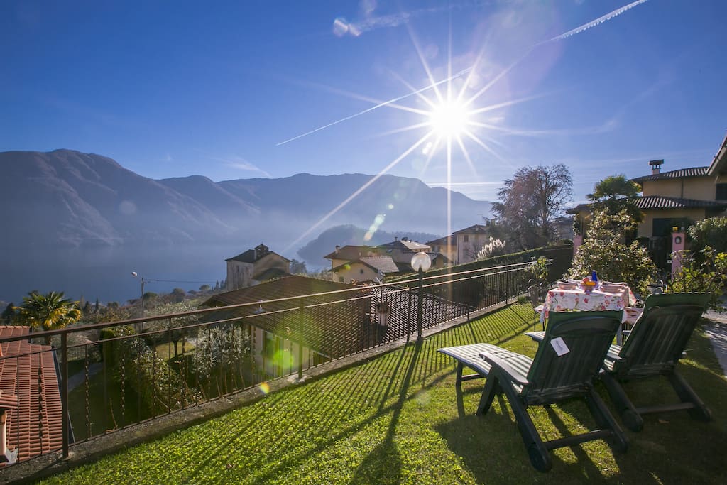 Enjoy the sun with an amazing view on the lake