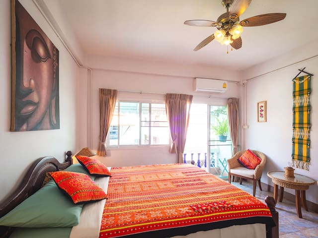Nice Apt in old city, 5 mins walk to Sunday market