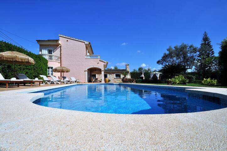 Villa clain tennis court & PoolBar