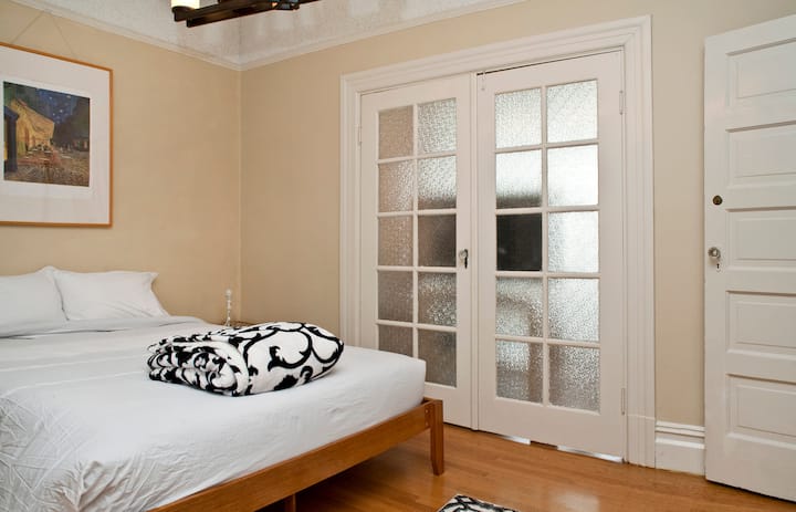 تحتوي كل غرفة نوم على سرير بحجم كوين مريح. تحتوي غرفة النوم هذه على نافذة للخليج أيضًا.