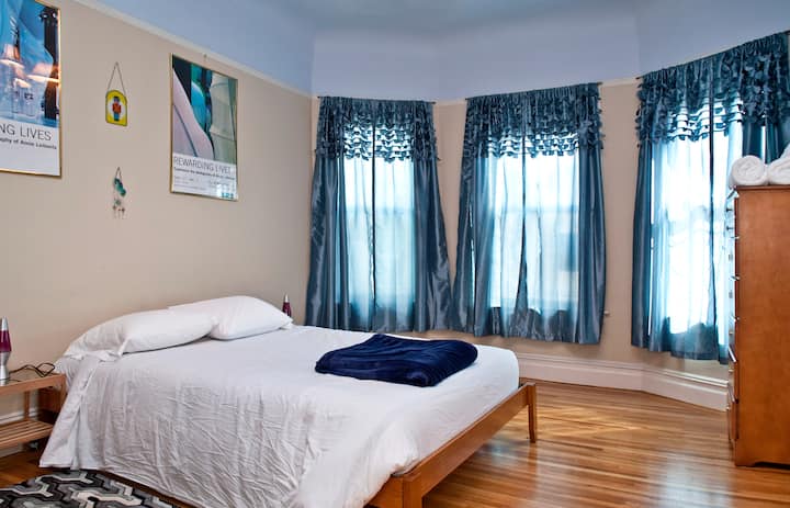 تحتوي كل غرفة نوم على سرير بحجم كوين مريح. تحتوي غرفة النوم هذه على نافذة للخليج أيضًا.