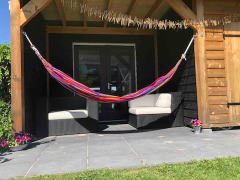 Detached guesthouse between flower fields!