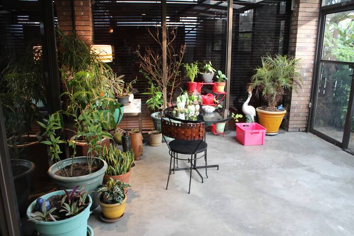 Gorgeous Modern Garden Home! gallery image 3