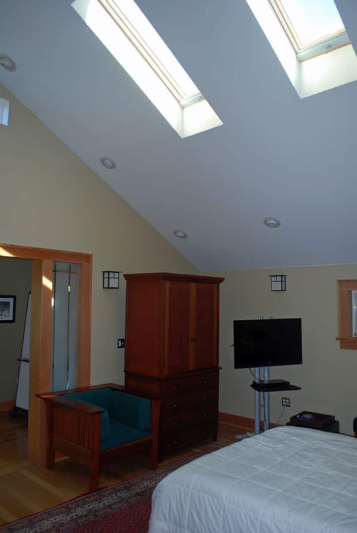 Ormar za odjeću, led TV s blu-ray playerom.