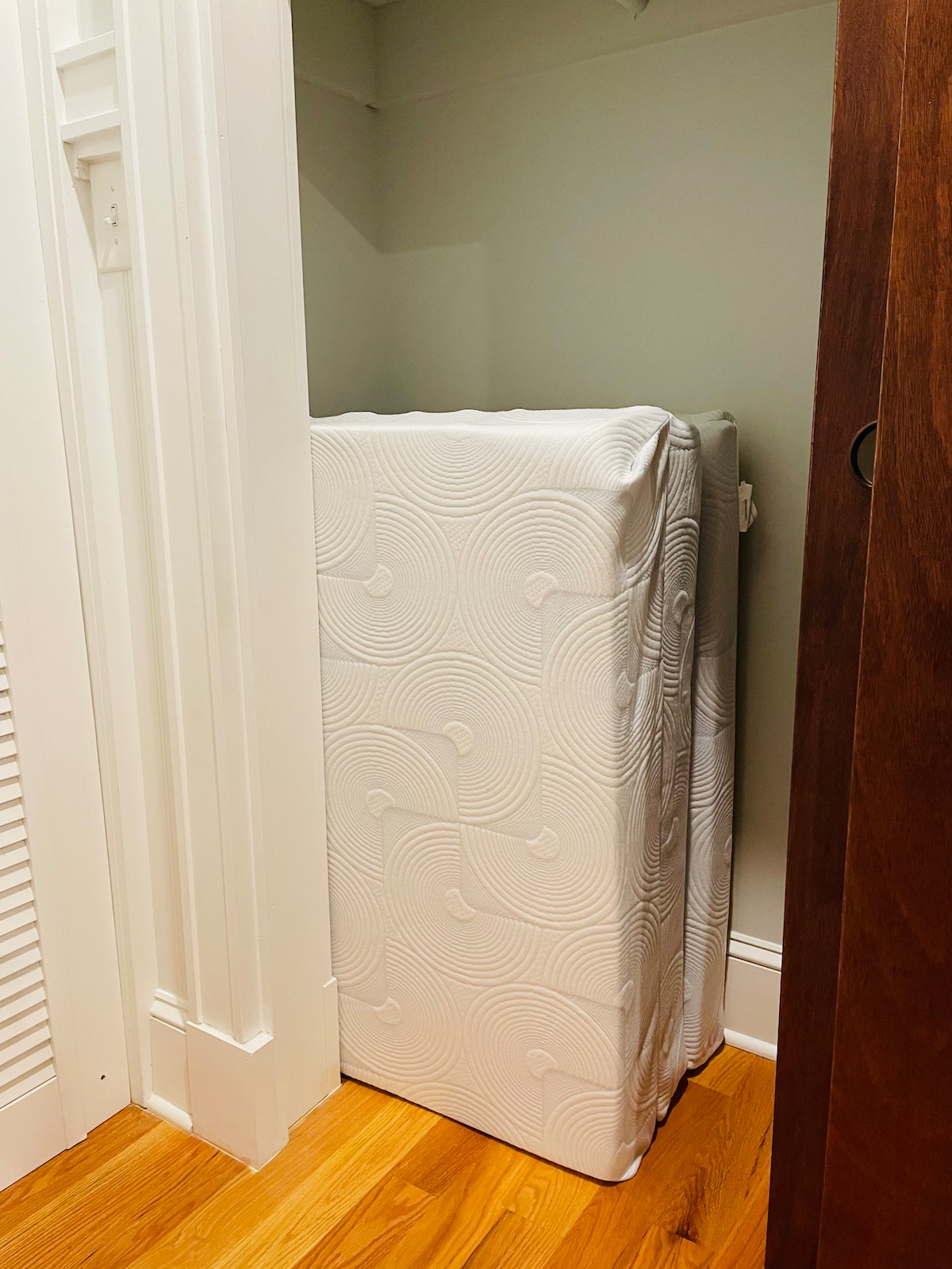 Unit 5, Queen Bed, Wi-Fi, Elevator @ Old City