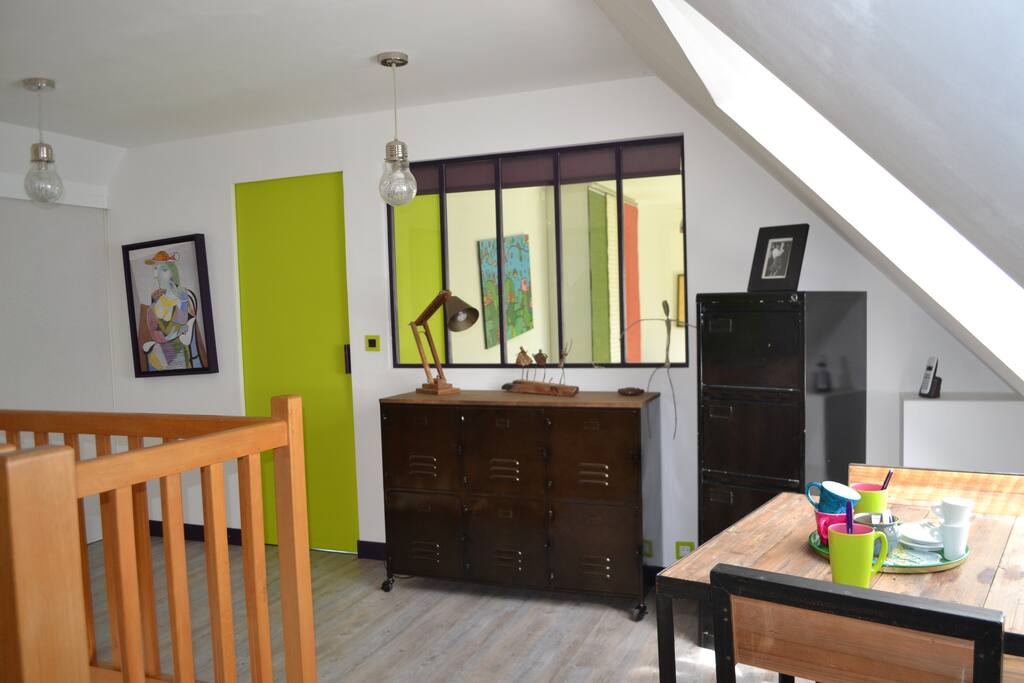 De la mezzanine, on accède aux trois chambres, à la salle de bain et aux toilettes.