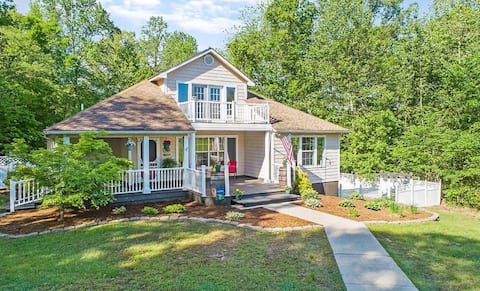 3+ acre:King Bed, Hot Tub, Mini Golf, Pool Table